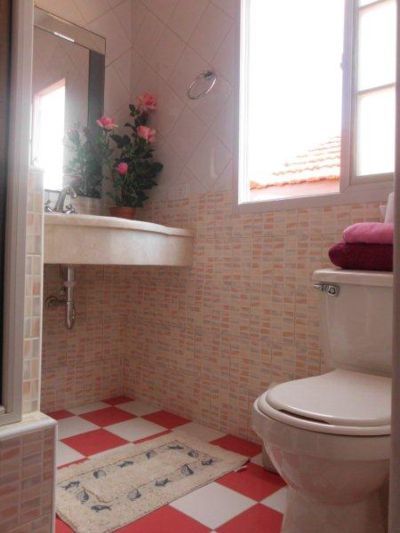 'Bathroom1' Casas particulares are an alternative to hotels in Cuba.